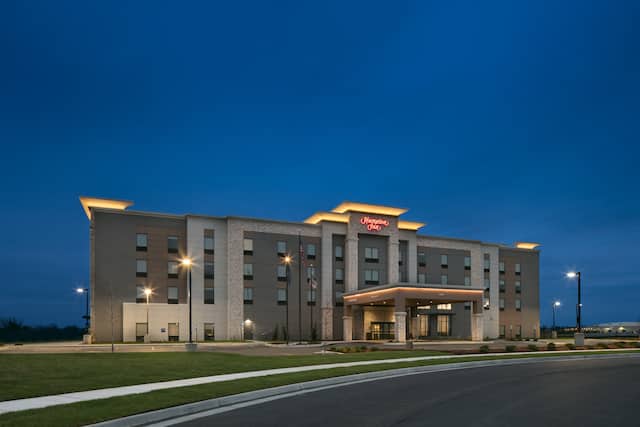 Hampton Inn Wichita Hotel Exterior At Night