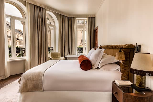 Guestroom bed and bath tub