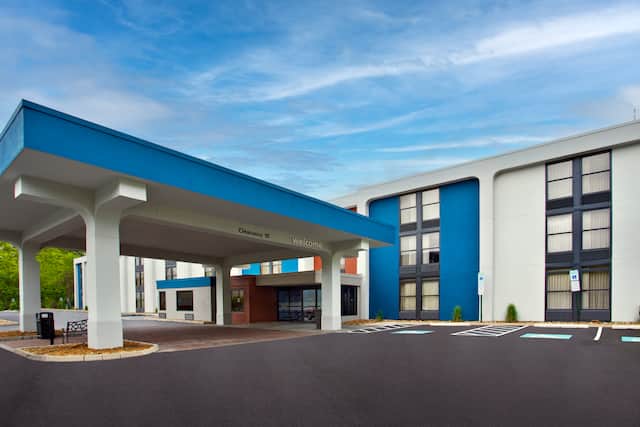 Hampton Inn State College hotel exterior