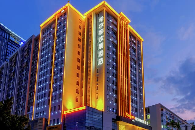 Hampton Inn Hotel Exterior