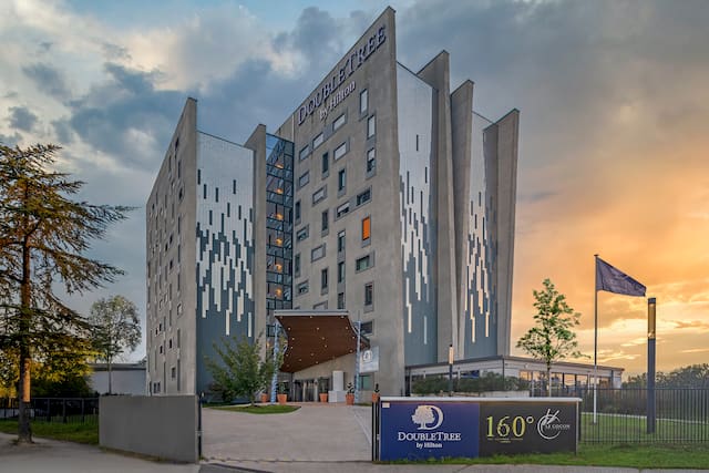 Exterior image of hotel with entrance