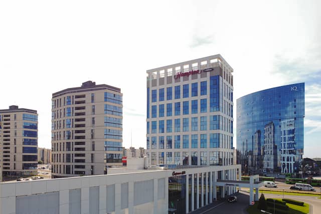 Hampton Inn Hotel Exterior in a City