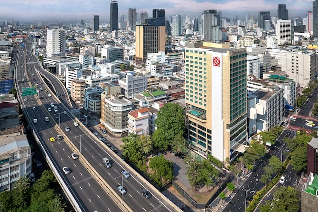 Hilton Garden Inn near a busy highway in a large, bustling city