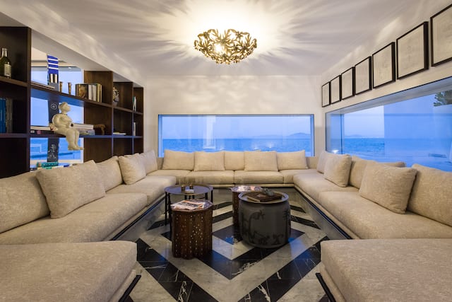 Guestroom lounge area